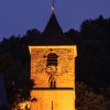 der Kirchturm nachts beleuchtet